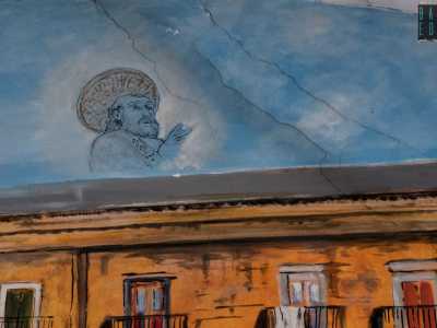 A sorpresa nella volta celeste �spunta� San Nicola. �� il soggetto pi� richiesto dai clienti � ci dice -, l�ho disegnato anche in diverse pizzerie e rosticcerie�